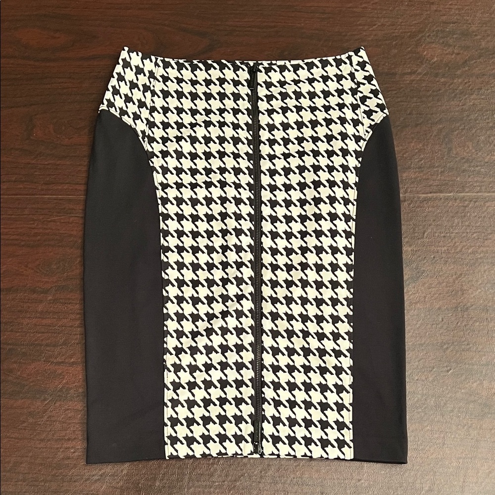 Michael Kors Black and White Houndstooth Front Zipper Pencil Skirt